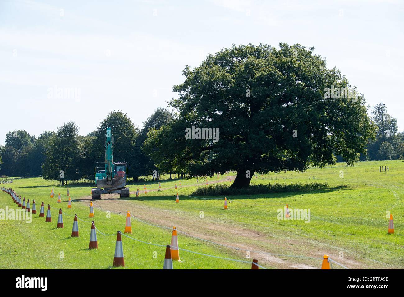 Amersham, Großbritannien. September 2023. Ein alarmierend großes Sinkhole erschien im Mai über den HS2 High Speed Rail Chiltern Tunnels auf dem Gelände des Shardeloes Estate in Amersham, Buckinghamshire. Diese Woche hat HS2 das Senkloch mit Beton gefüllt. HS2 entfernte heute eine temporäre Verbindung und Materialien. Die Einheimischen sind erleichtert, dass das Senkloch gefüllt wurde, aber immer noch nervös darüber, dass das HS2-Senkloch überhaupt erst aufgetaucht ist. In der unabhängigen Zeitung wurde heute berichtet, dass Premierminister Rishi Sunak und Bundeskanzler Jeremy Hunt "in Diskussionen über scr sind Stockfoto