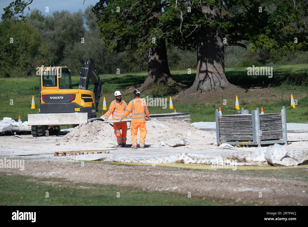 Amersham, Großbritannien. September 2023. Ein alarmierend großes Sinkhole erschien im Mai über den HS2 High Speed Rail Chiltern Tunnels auf dem Gelände des Shardeloes Estate in Amersham, Buckinghamshire. Diese Woche hat HS2 das Senkloch mit Beton gefüllt. HS2 entfernte heute eine temporäre Verbindung und Materialien (Abbildung). Die Einheimischen sind erleichtert, dass das Senkloch gefüllt wurde, aber immer noch nervös darüber, dass das HS2-Senkloch überhaupt erst aufgetaucht ist. In der unabhängigen Zeitung wurde heute berichtet, dass Premierminister Rishi Sunak und Bundeskanzler Jeremy Hunt "in der Diskussion sind Stockfoto