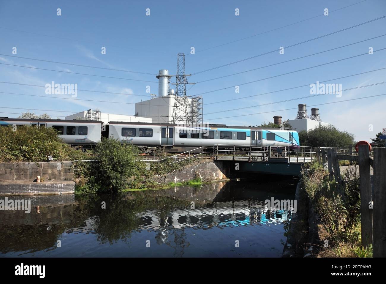 Der erste Dieseltriebwagen der TransPennine-Klasse 185 185104 überquert den Stainforth- und Keadby-Kanal mit einer Verbindung nach Cleethorpes am 23. September. Stockfoto