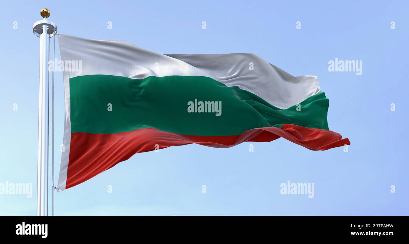 Die bulgarische Nationalflagge weht an einem klaren Tag im Wind. Weiße, grüne und rote horizontale Streifen. 3D-Illustrations-Rendering. Flatterndes Material Stockfoto