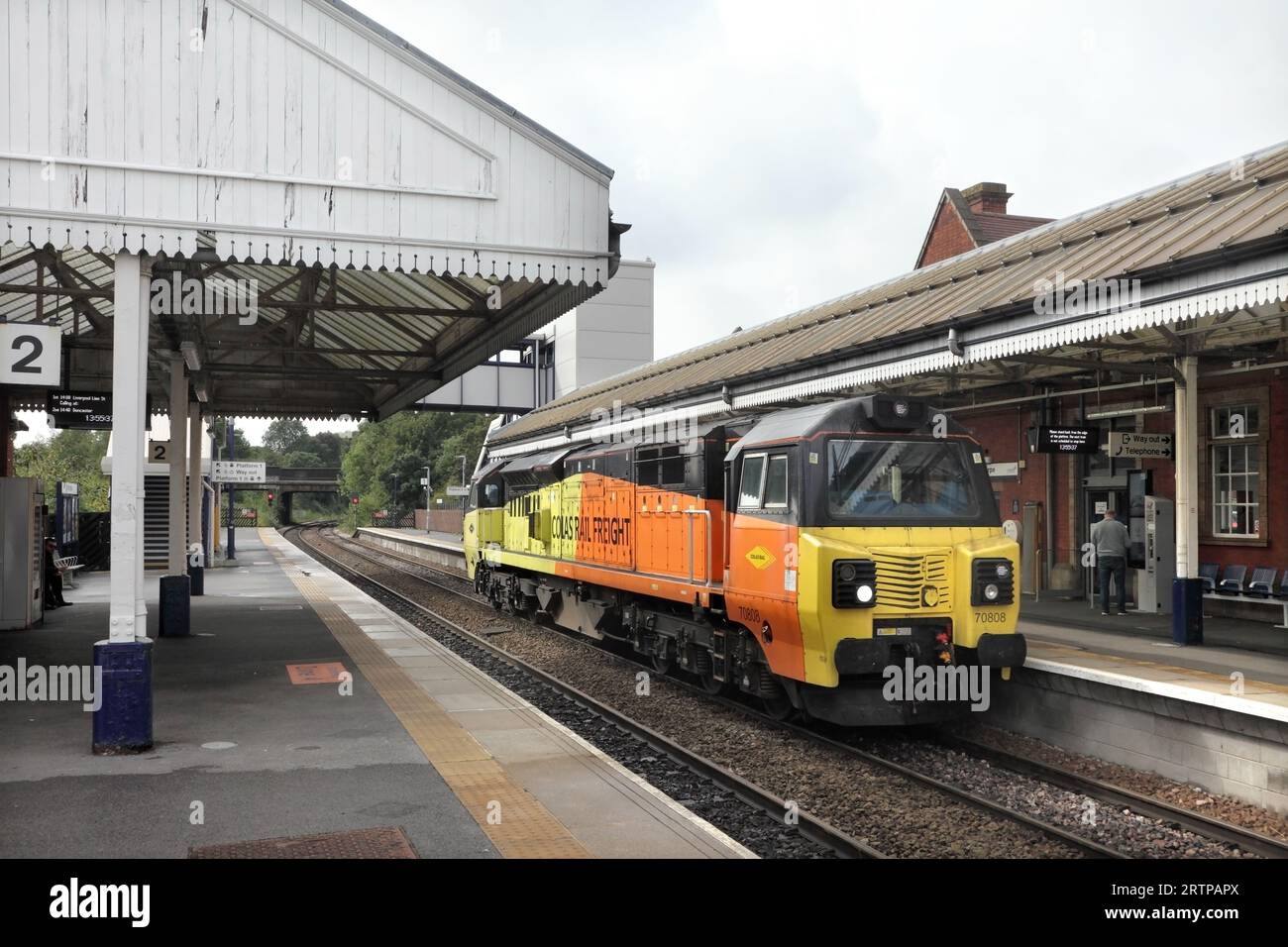 Die Diesellokomotive 70 der Colas Rail Freight Class 70808 durchquert den Bahnhof Scunthorpe als Kleinlokomotive 0E32 1039 Crewe – Barnetby am 14.9.23. Stockfoto