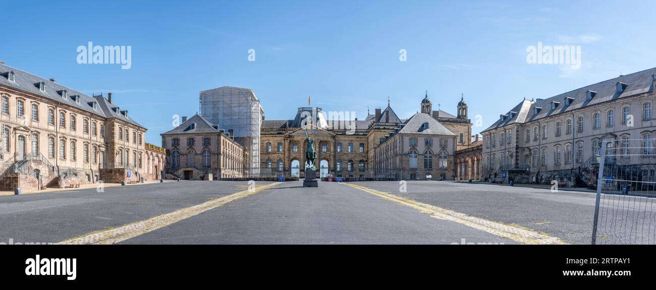 Luneville, Frankreich - 09 02 2023: Blick auf die Burg Luneville und die Statue des Reiters Lasalle vom Haupteingang Stockfoto