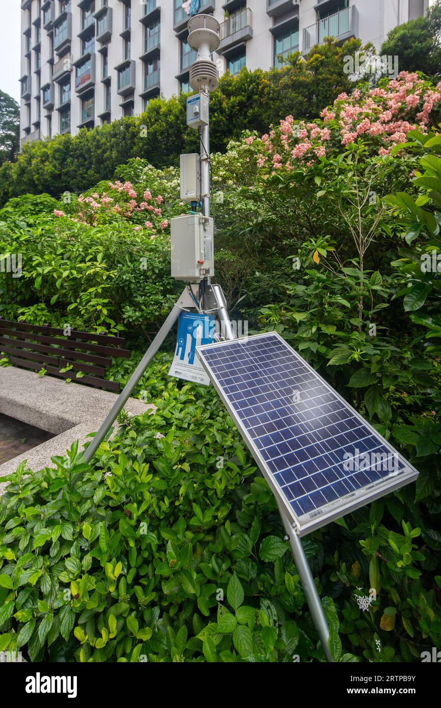 Eine Wetterstation außerhalb eines öffentlichen Parkraums zur Messung von Luftstrom, Temperatur, Luftfeuchtigkeit, Sonneneinstrahlung und Schadstoffkonzentration. Stockfoto