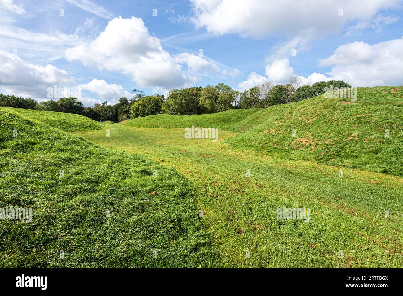 Das römische Amphitheater im frühen 2. Jahrhundert n. Chr. am Stadtrand von Corinium, heute Cotswold Town of Cirencester, Gloucestershire, England Stockfoto