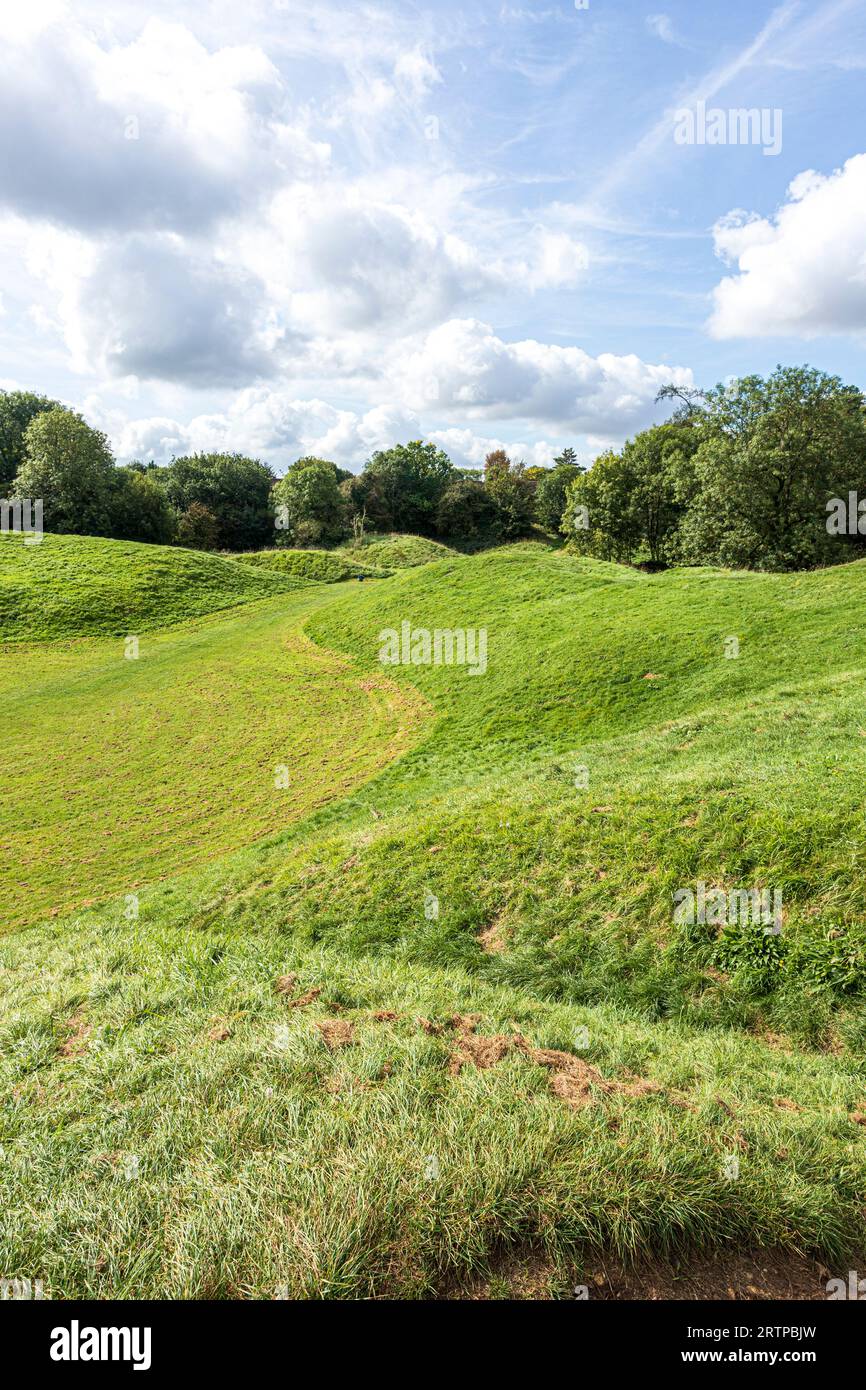 Das römische Amphitheater im frühen 2. Jahrhundert n. Chr. am Stadtrand von Corinium, heute Cotswold Town of Cirencester, Gloucestershire, England Stockfoto