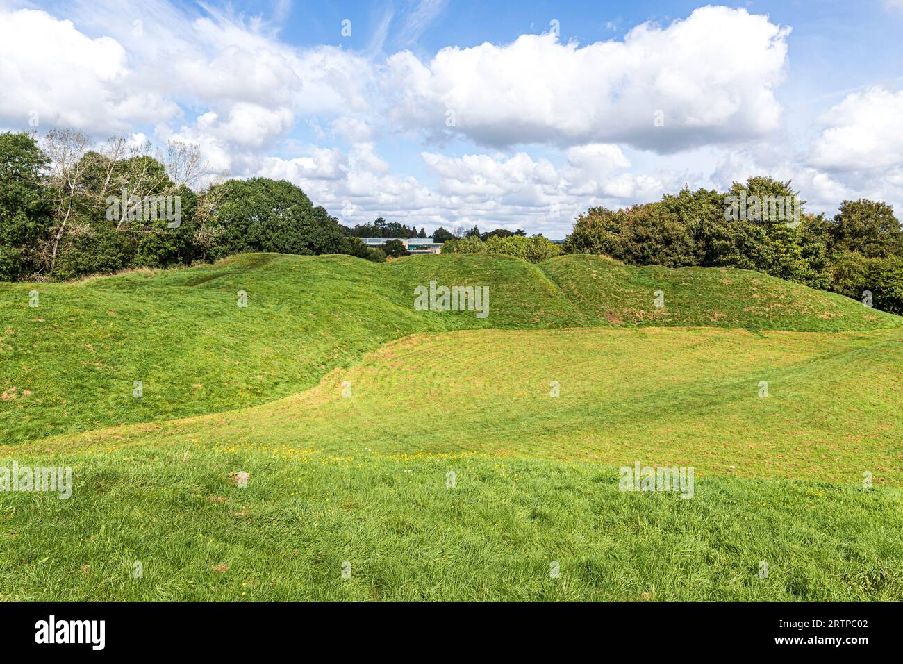 Das römische Amphitheater im frühen 2. Jahrhundert n. Chr. am Stadtrand von Corinium, heute Cotswold Town of Cirencester, Gloucestershire, England Stockfoto