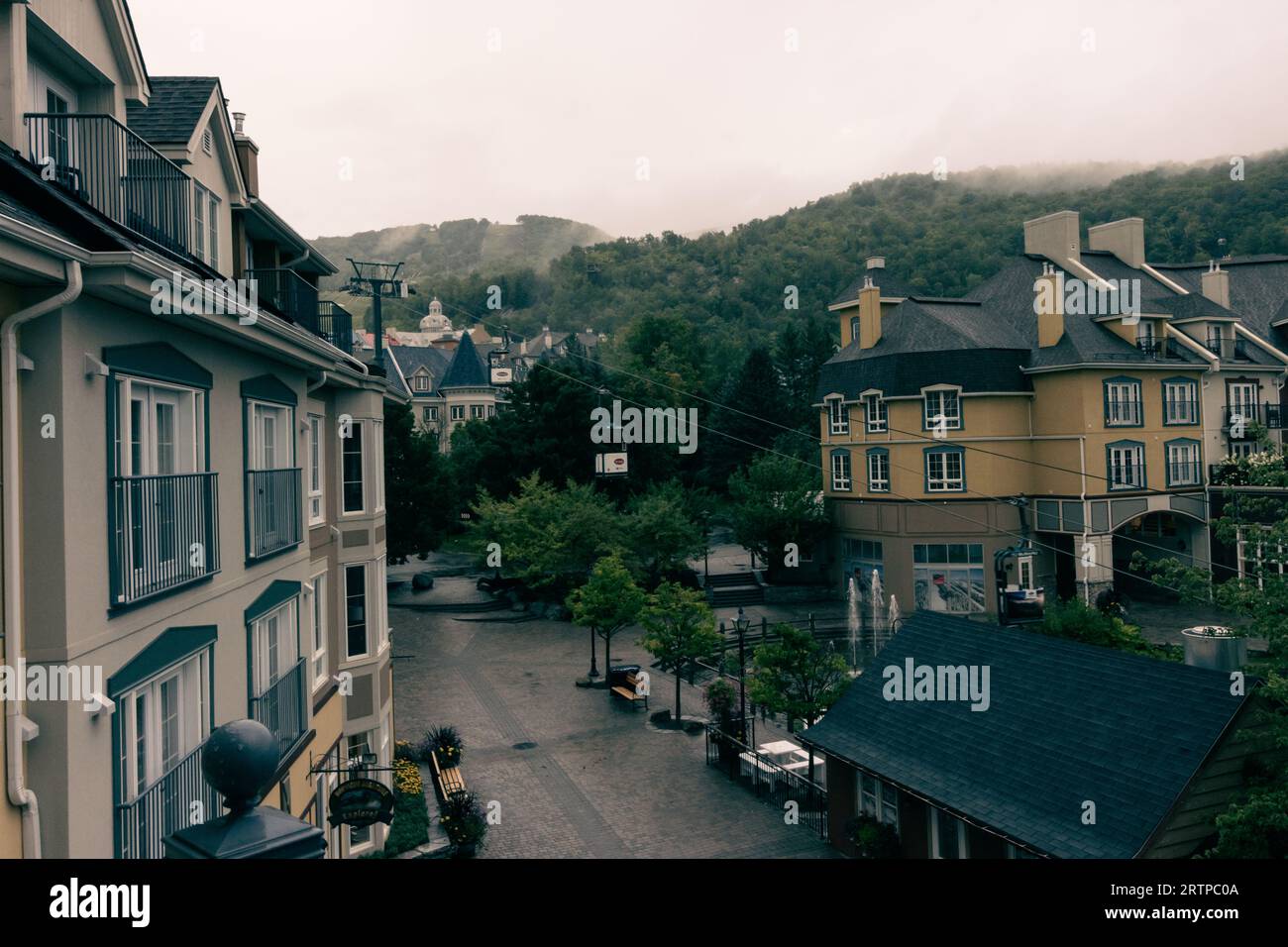 Ein nebeliger Morgen in einem Bergdorf Stockfoto
