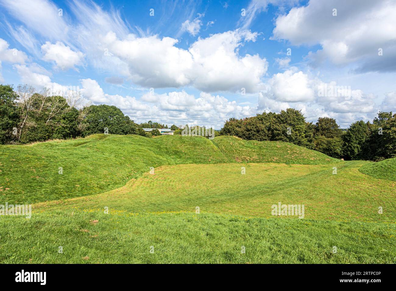 Das römische Amphitheater im frühen 2. Jahrhundert n. Chr. am Stadtrand von Corinium, heute Cotswold Town of Cirencester, Gloucestershire, England Stockfoto