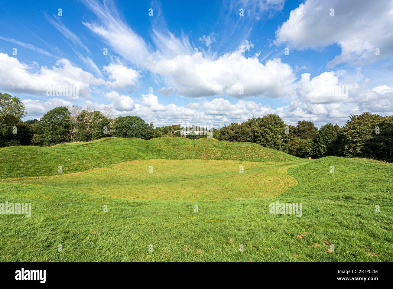 Das römische Amphitheater im frühen 2. Jahrhundert n. Chr. am Stadtrand von Corinium, heute Cotswold Town of Cirencester, Gloucestershire, England Stockfoto