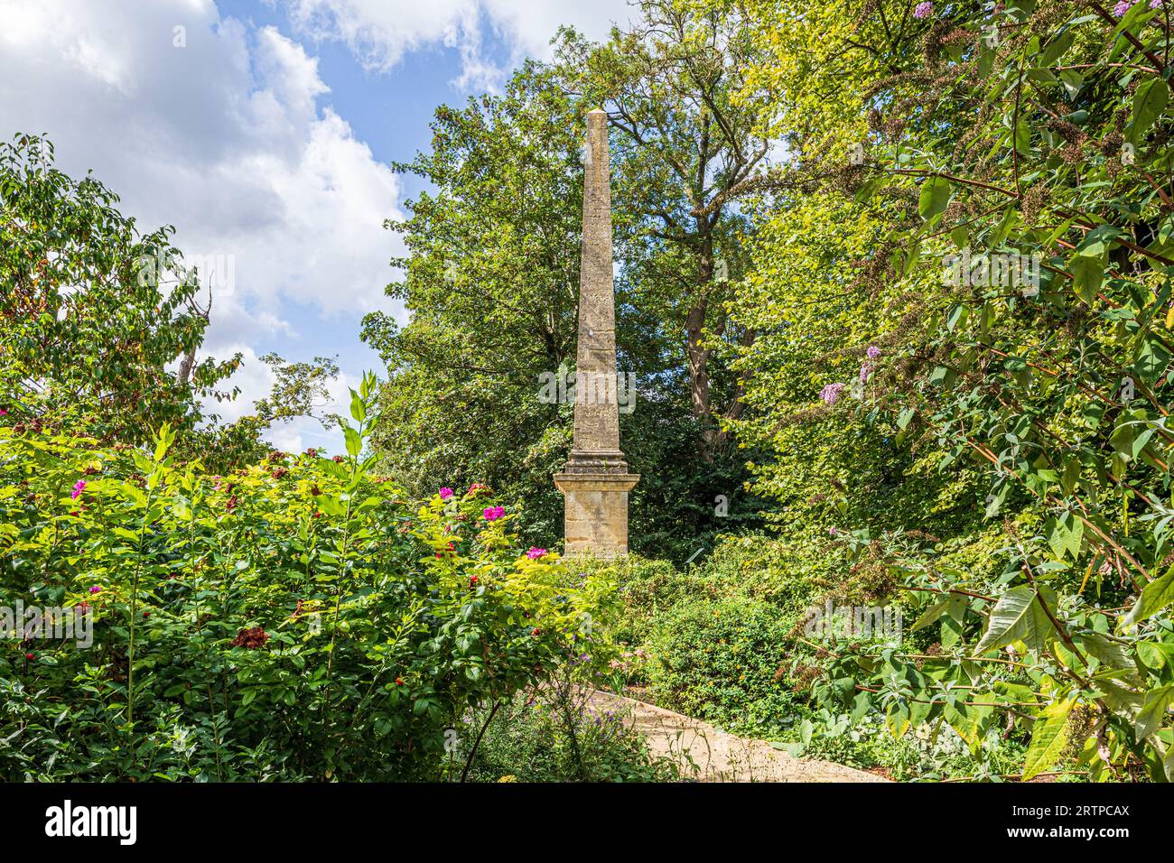 Der 15 Meter hohe Obelisk aus dem 19. Jahrhundert, der in der Stadt Cirencester in Gloucestershire, England, aus lokalen Kalksteinblöcken gebaut wurde Stockfoto