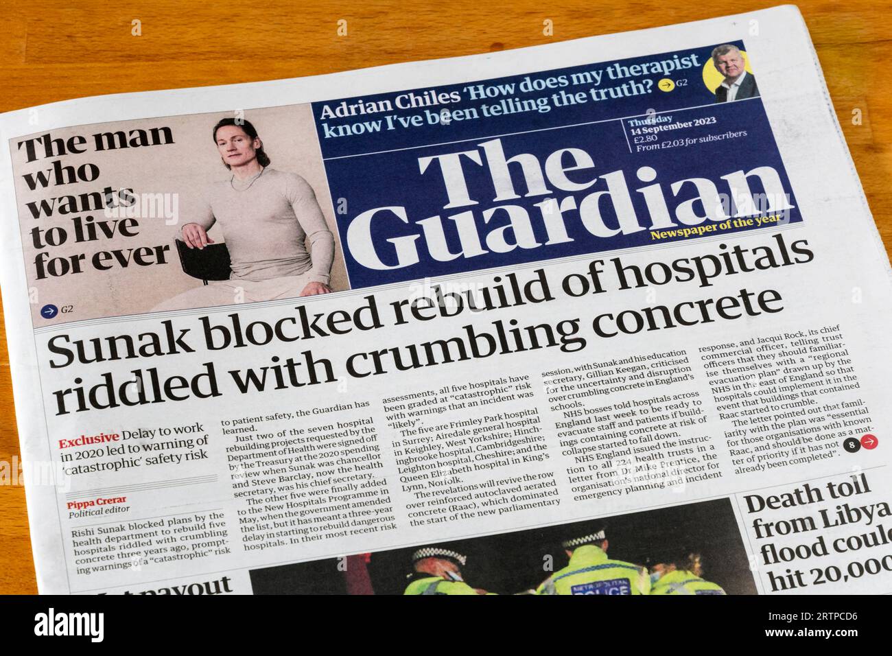 14. September 2003. Die Titelzeile des Guardian lautet: Sunak blockierte den Wiederaufbau von Krankenhäusern, die mit zerbröckelndem Beton übersät waren. Stockfoto