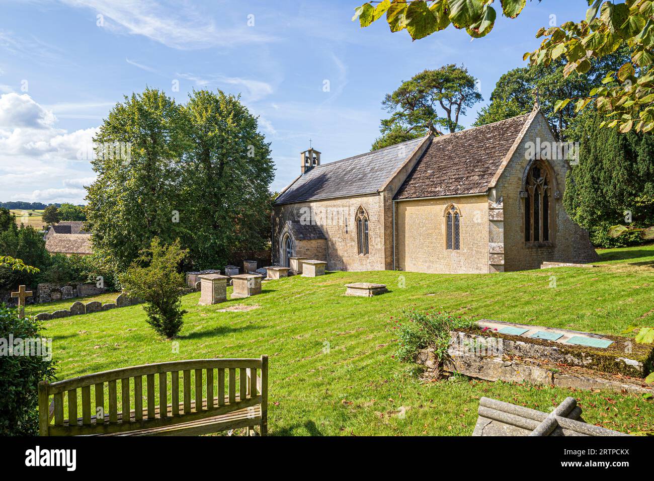 Die Kirche St. Peter aus dem 12. Jahrhundert in Stratton in der Nähe der Stadt Cotswold in Cirencester, Gloucestershire, England Stockfoto