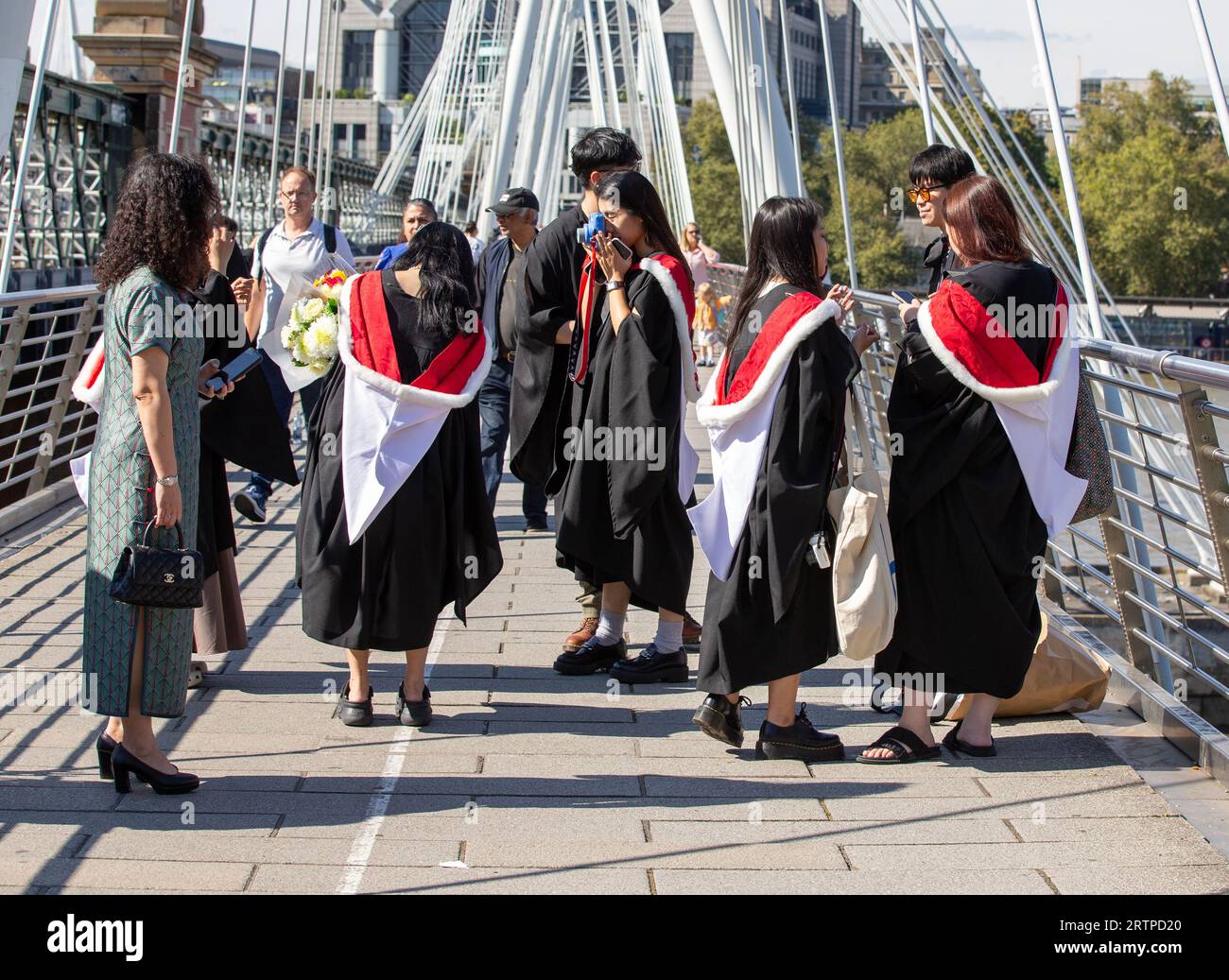 London, Großbritannien. September 2023. Die Studenten des Royal College of Arts feiern den Abschlusstag mit Blumensträuchern und machen Fotos von einander und mit ihren Familien und Freunden. Credit: Richard Lincoln/Alamy Live News Stockfoto