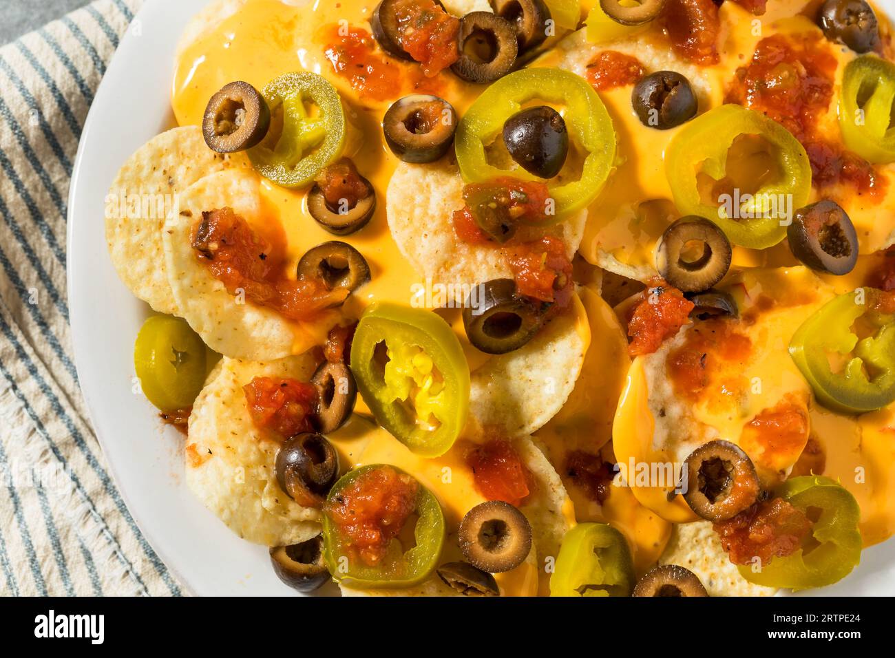 Hausgemachte mexikanische Nachos mit Käse-Jalapeno und Oliven Stockfoto