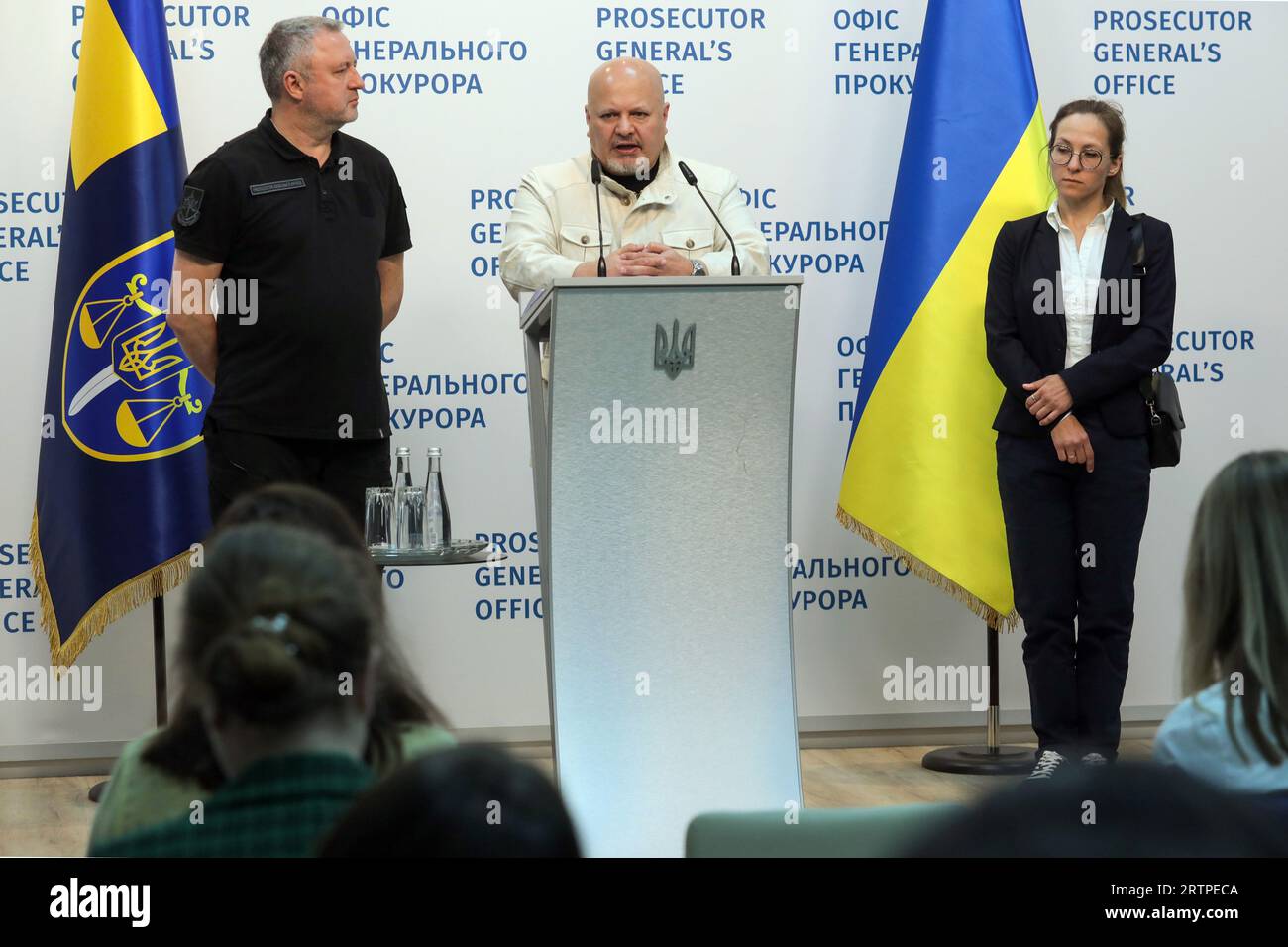 Nicht exklusiv: KIEW, UKRAINE - 14. SEPTEMBER 2023 - Generalstaatsanwalt der Ukraine Andriy Kostin (L) und Anklägerin des Internationalen Strafgerichtshofs Stockfoto