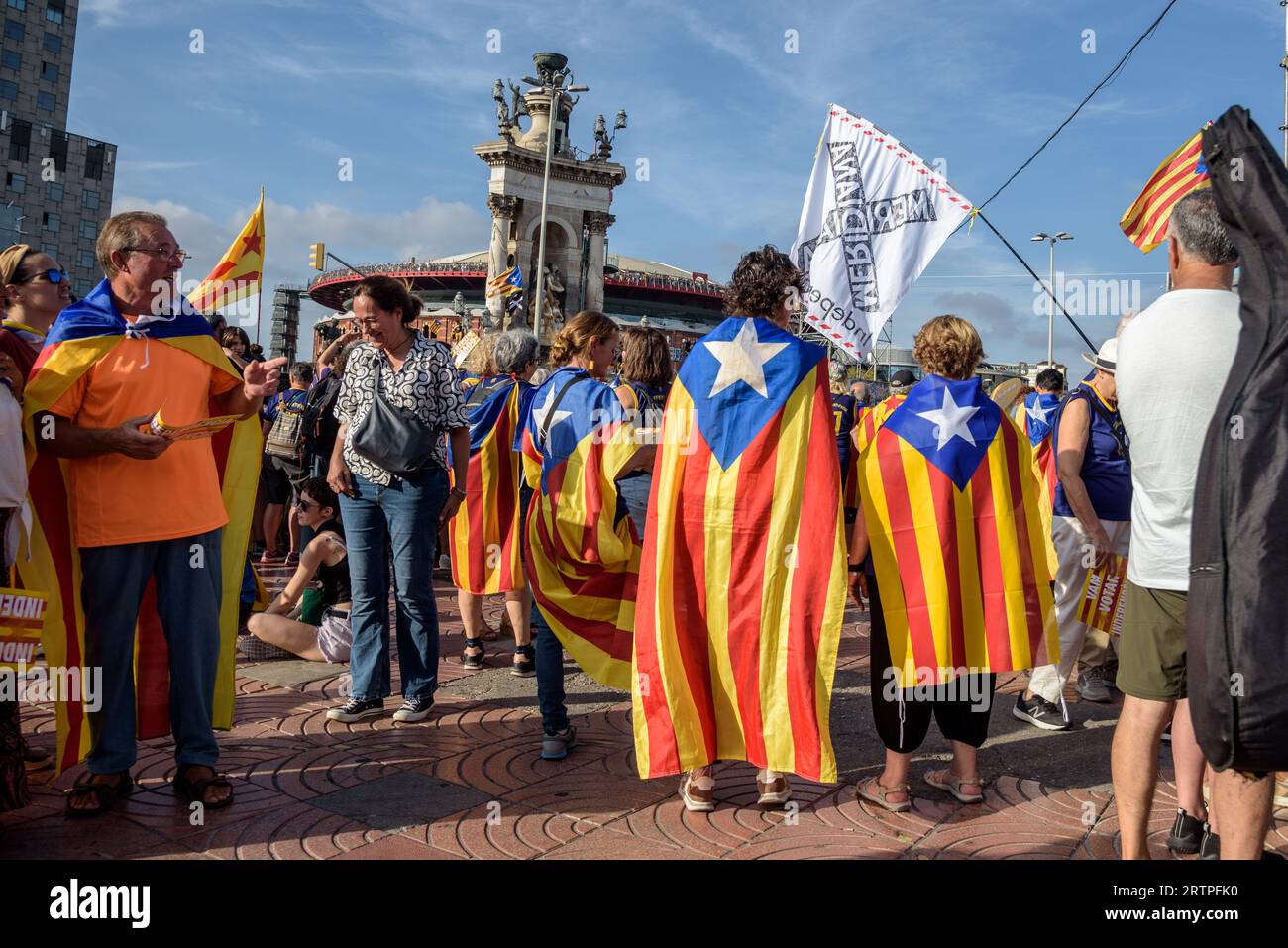Barcelona, Katalonien, Spanien - 11. September 2023: Menschen, die an der Demonstration für die Unabhängigkeit der Nati teilnehmen und Eselada-Flaggen schwenken Stockfoto