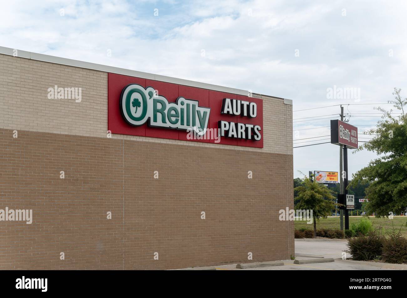 O'Reilly Auto Parts Schild auf dem Ladengebäude in Montgomery Alabama, USA. Stockfoto