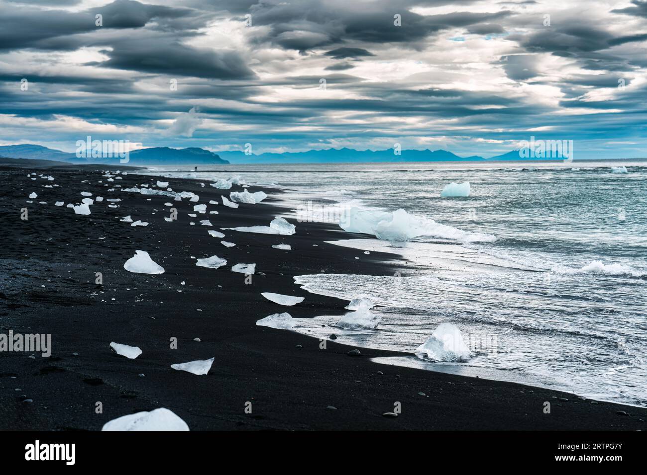 Berühmter Diamantenstrand mit Eisberg schmelzen auf schwarzem Sandstrand in der Nähe der Jokulsarlon Gletscherlagune im Sommer im Süden Islands Stockfoto