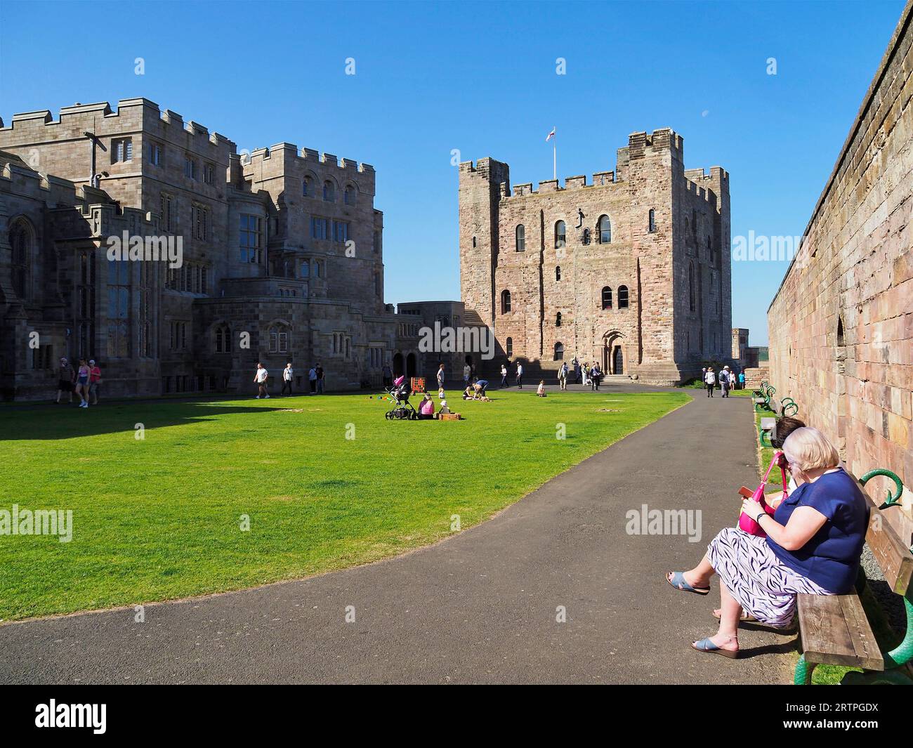 Bamburgh Castle in Northumberland England ist die erste Burg der Welt, die in Schießpulver fiel Stockfoto