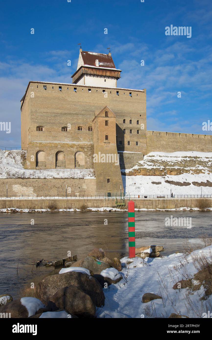 Blick auf Narva Castle an einem Frühlingstag. Estland Stockfoto