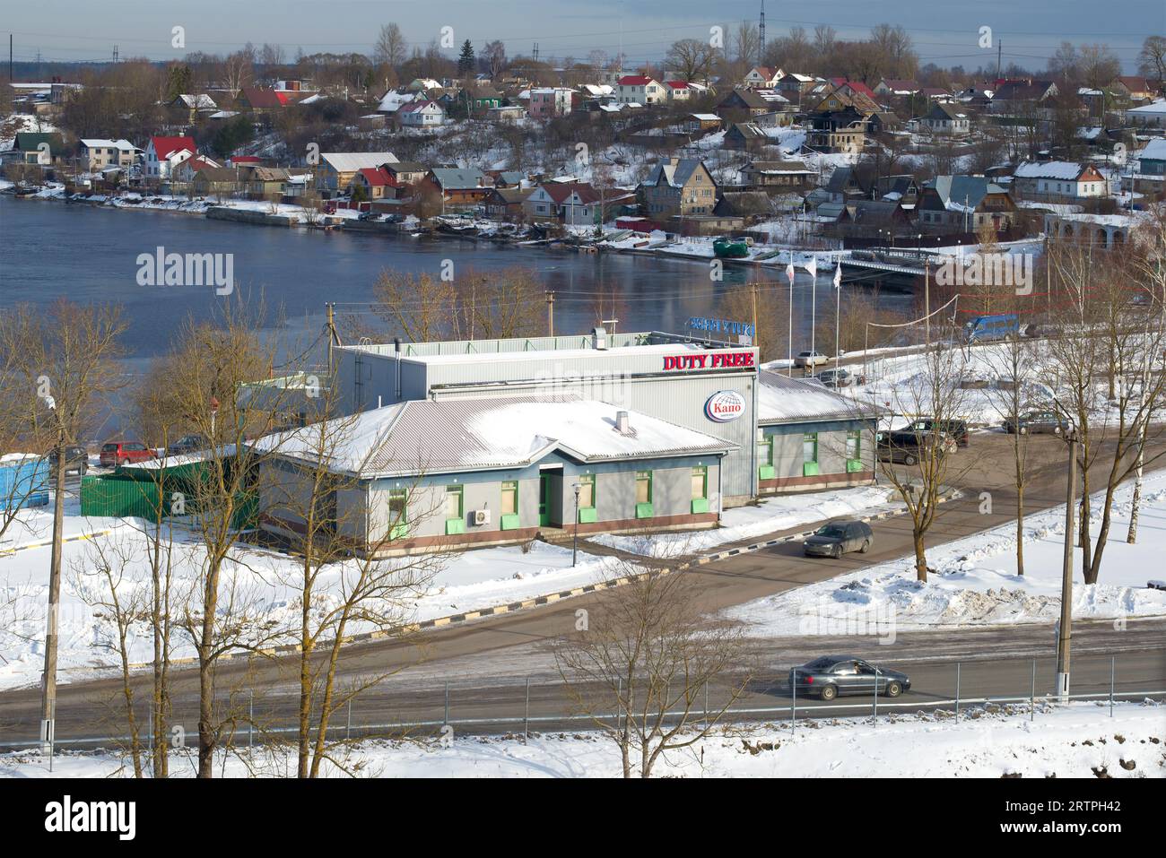 IVANGOROD, RUSSLAND - 02. MÄRZ 2016: Ein Blick auf den Duty-Free-Shop an der Grenzübergangsstelle „Ivangorod“ Stockfoto