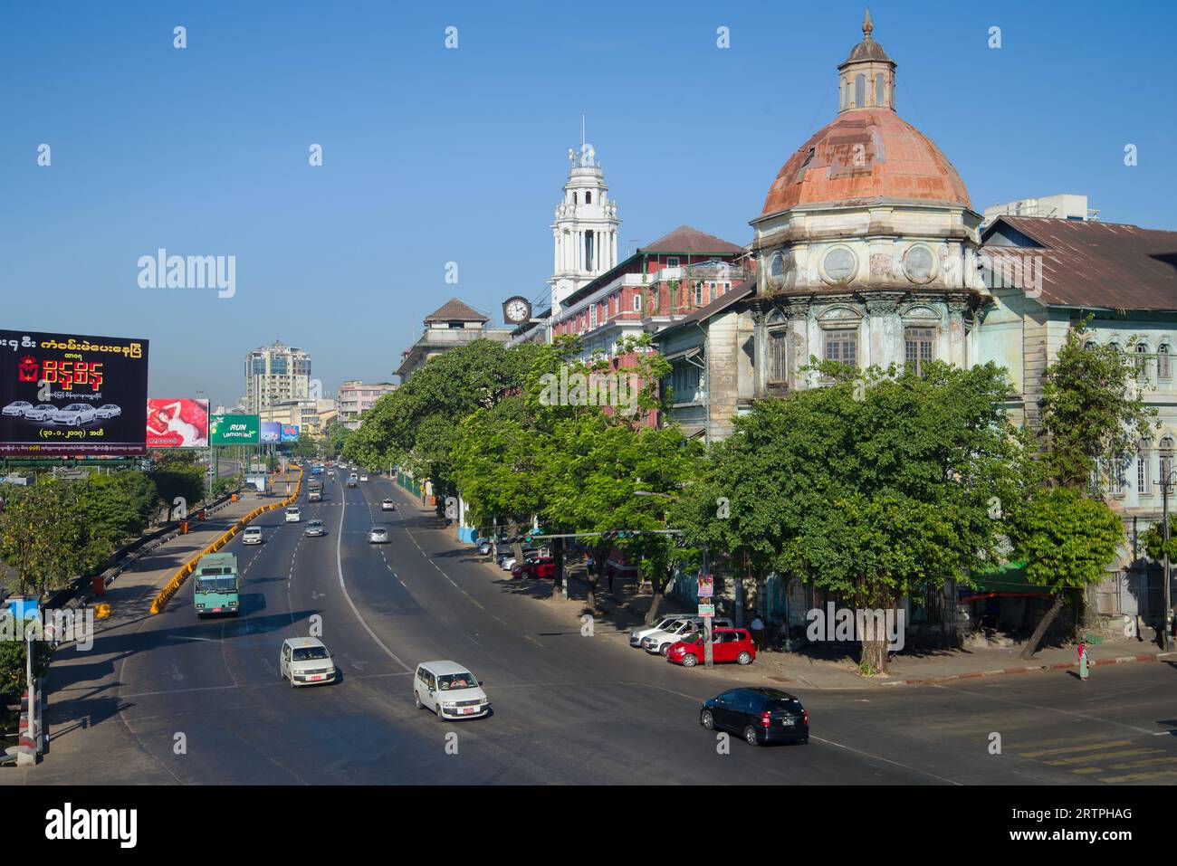 YANGON, MYANMAR - 18. DEZEMBER 2016: Ein sonniger Tag im Kolonialviertel von Yangon Stockfoto