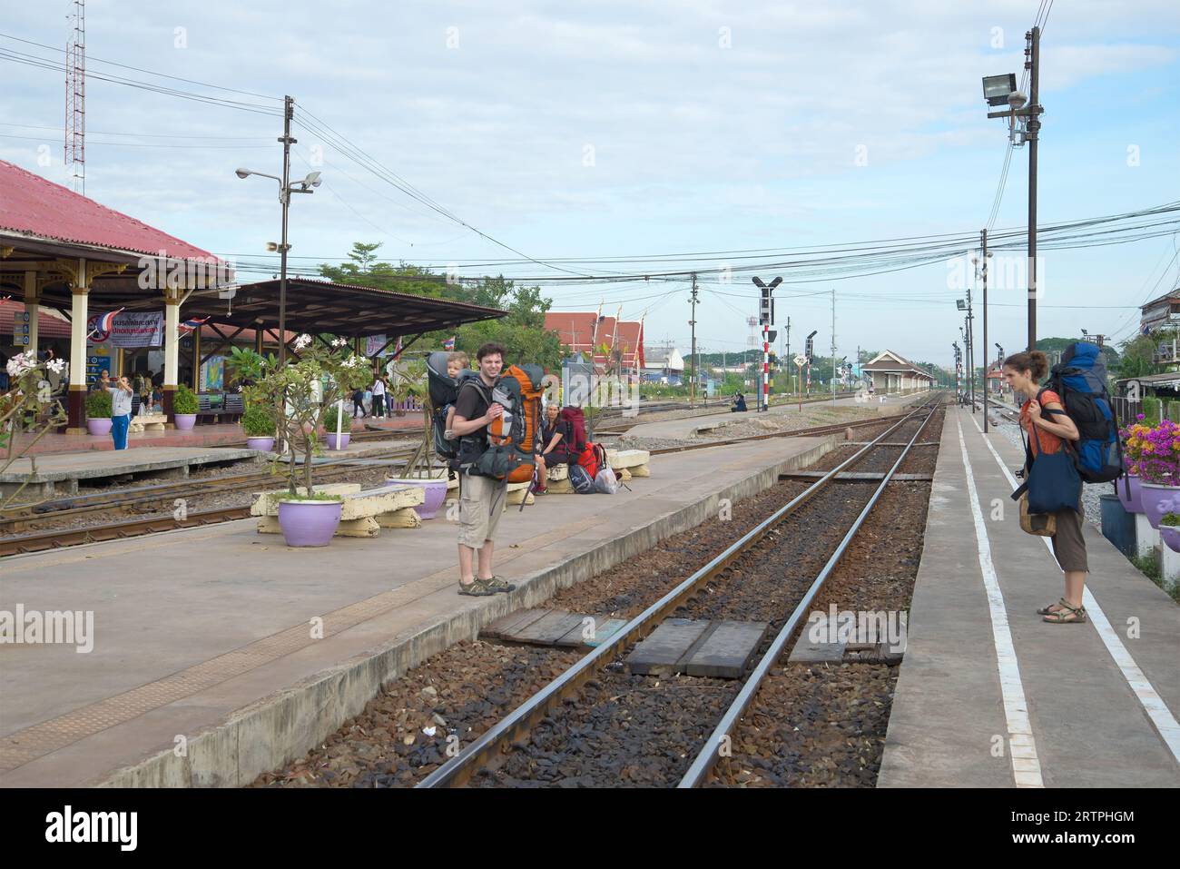 AYUTTHAYA, THAILAND - 2. JANUAR 2017: Eine junge Familie von Touristen-Backpackern im Bahnhof von Ayutthaya sity Stockfoto