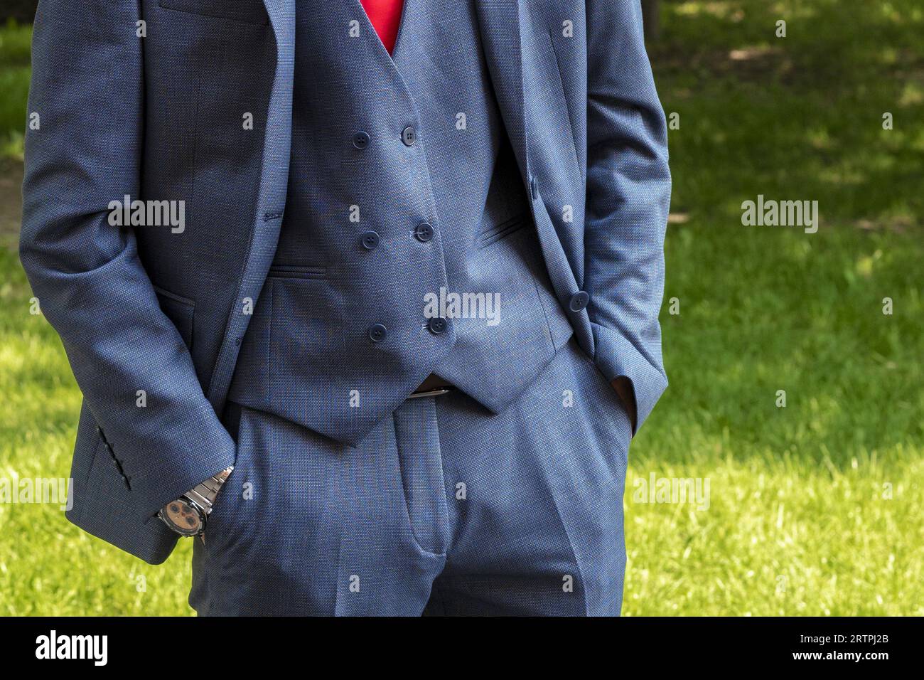 Mann im Anzug. Graues dreiteiliges Kostüm. Hände in Hosentaschen. Business-Anzug Stockfoto