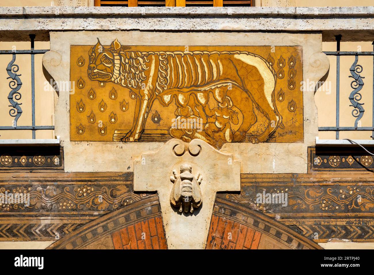 Detail der Wölfin auf der Seite des Villino delle Fate im Quartiere Coppedè, Rom, Italien Stockfoto