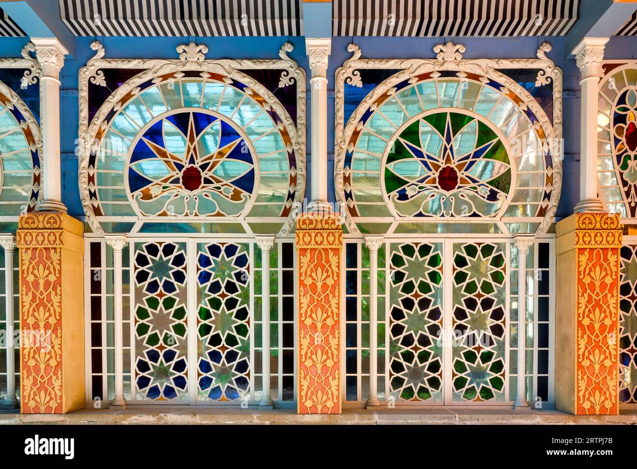 Details der polychromen Fenster der Serra Moresca in Villa Torlonia, Rom, Italien Stockfoto