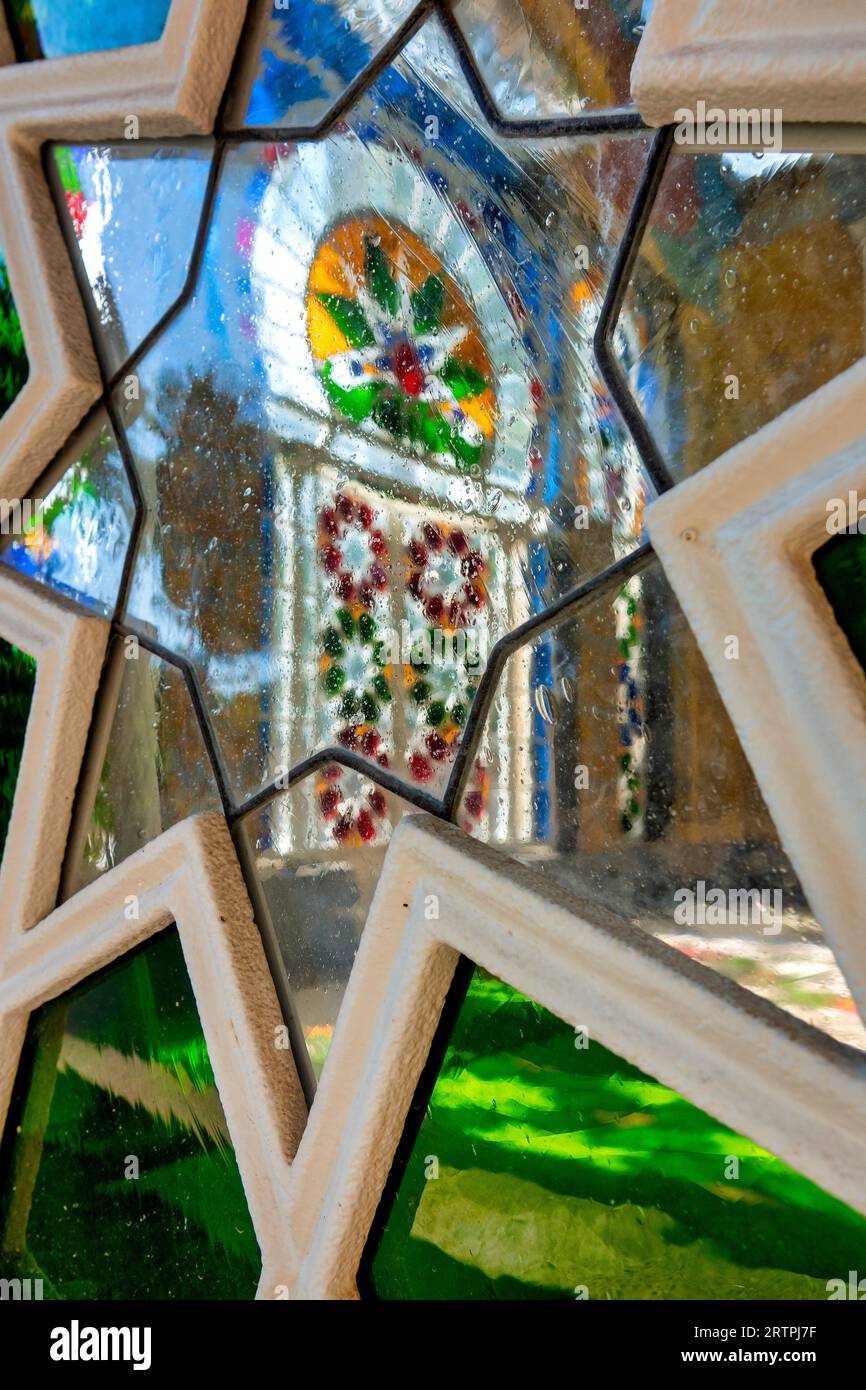 Details der polychromen Fenster der Serra Moresca in Villa Torlonia, Rom, Italien Stockfoto