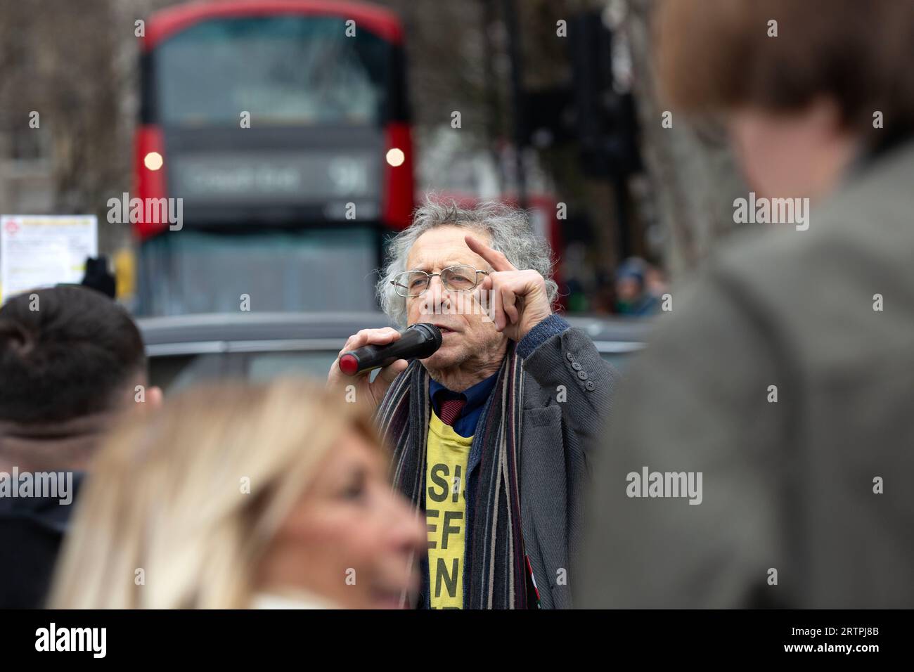 Piers Corbyn, Bruder des ehemaligen Labour-Parteivorsitzenden Jeremy Corbyn, spricht die Menge während eines Protestes gegen die Expansion der ULEZ in London an. Stockfoto