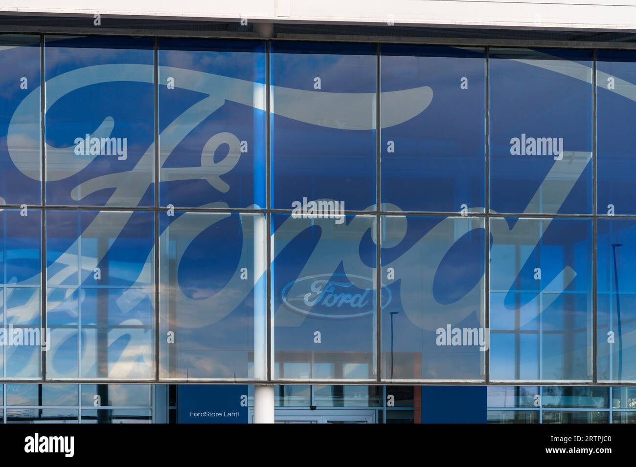 Ford-Logo auf dem Fenster des Ford Store in Lahti, Finnland. Juli 30, 2023. Stockfoto