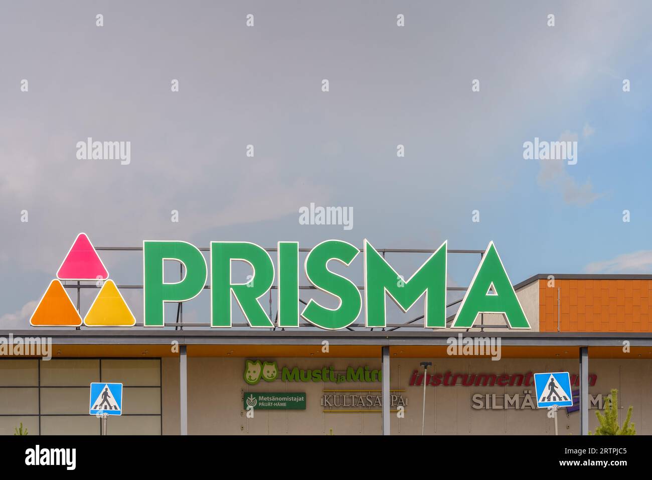 Prisma-Logo einer finnischen Filiale in Hollola, Finnland. Juli 30, 2023. Stockfoto