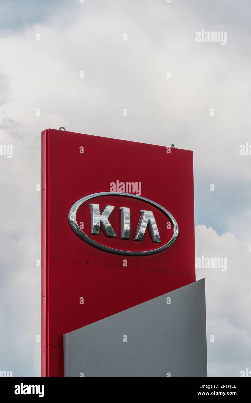 Schild mit Kia-Logo vor einem Autohändler in Lahti, Finnland. Juli 30, 2023. Stockfoto