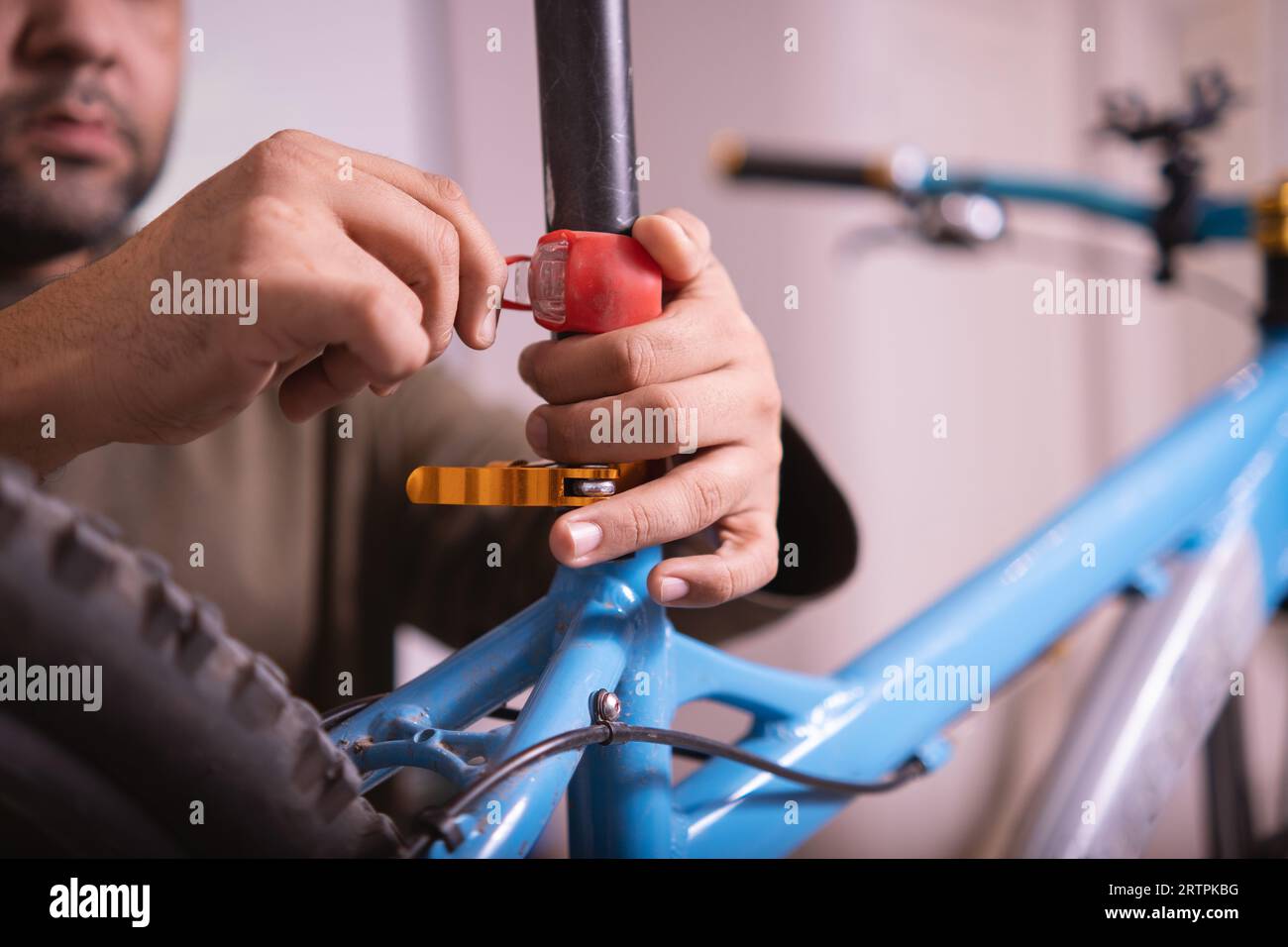 Die Hände des Mannes montieren eine Fahrradrückleuchte Stockfoto