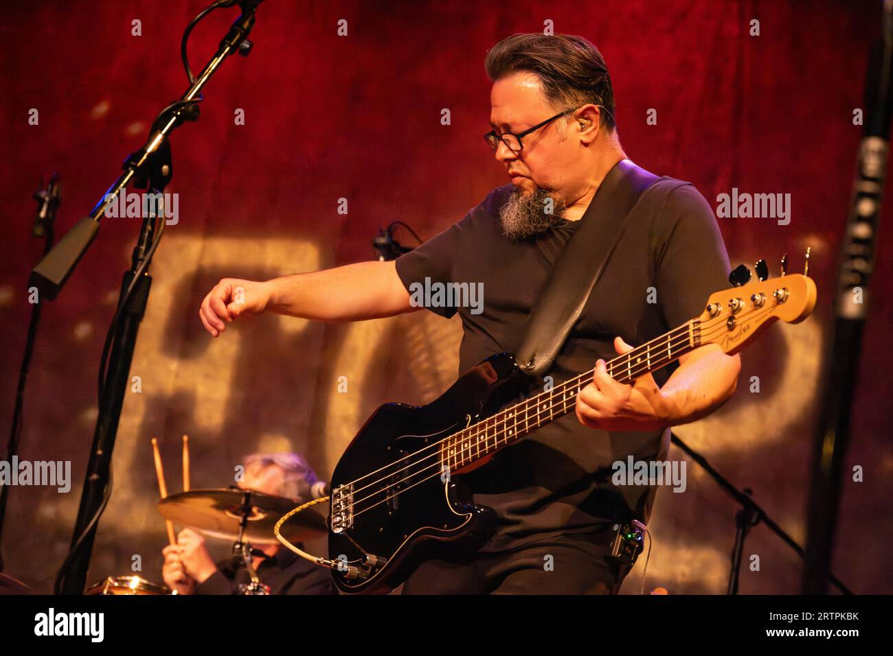 Der Bassist Miguel DeJesus von Smalltown Poets präsentiert in einer Live-Performance für Eddie Owen in der Red Clay Music Foundry in Duluth, Georgia. (USA) Stockfoto