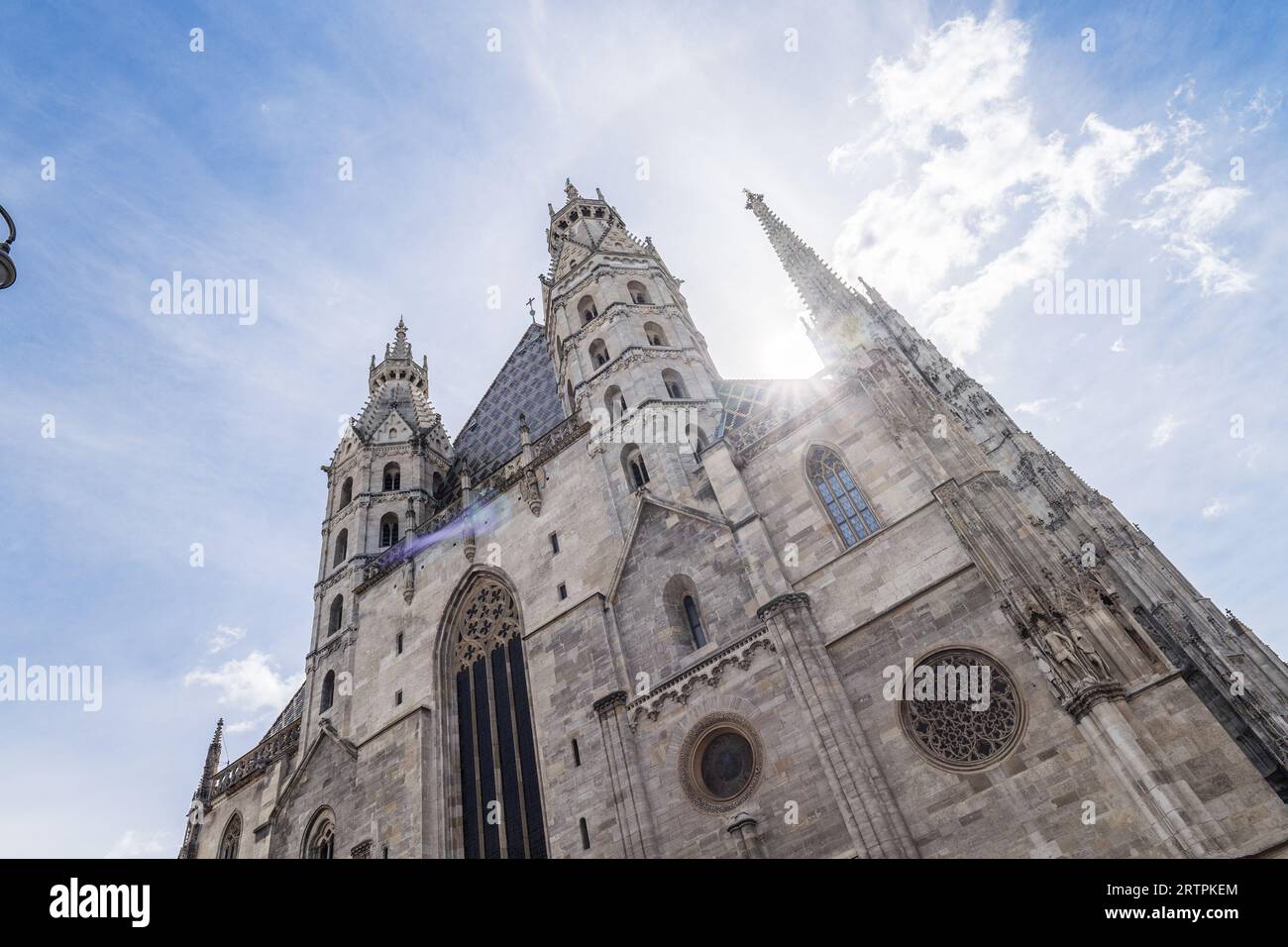 Wien, Österreich. Blick auf die Hauptfassade von St. Stephansdom am Stephansplatz. 2023-08-02. Stockfoto