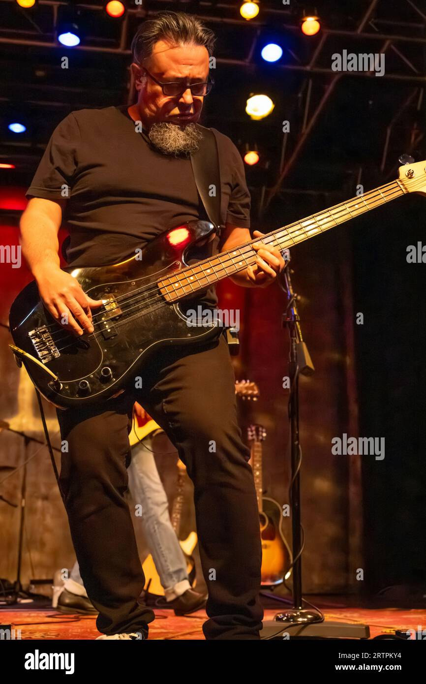 Der Bassist Miguel DeJesus von Smalltown Poets präsentiert in einer Live-Performance für Eddie Owen in der Red Clay Music Foundry in Duluth, Georgia. (USA) Stockfoto