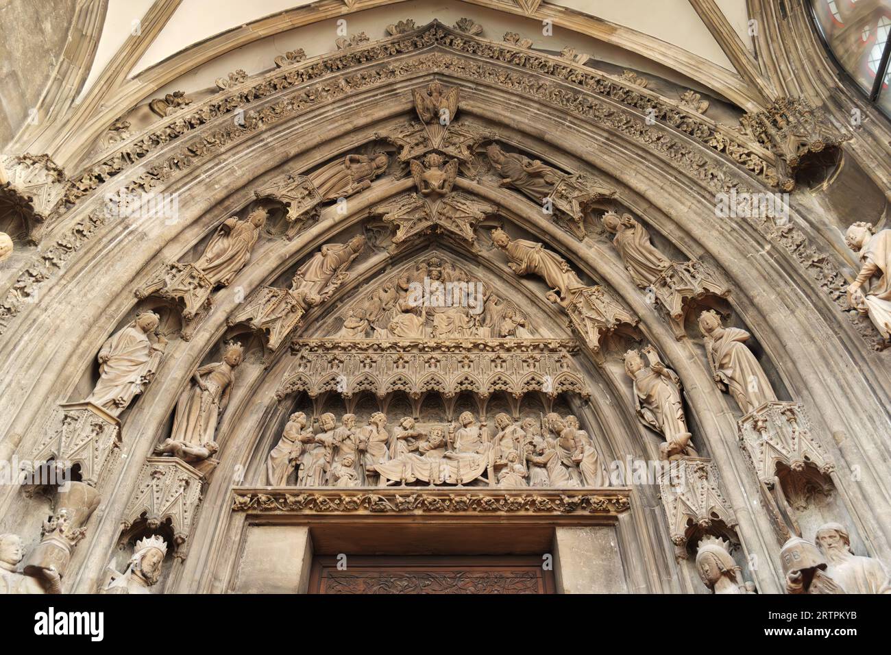 Wien, Österreich. BAS-Reliefs und dekorative Skulpturen auf einem Portal im Inneren der Kathedrale. 2023-08-02. Stockfoto