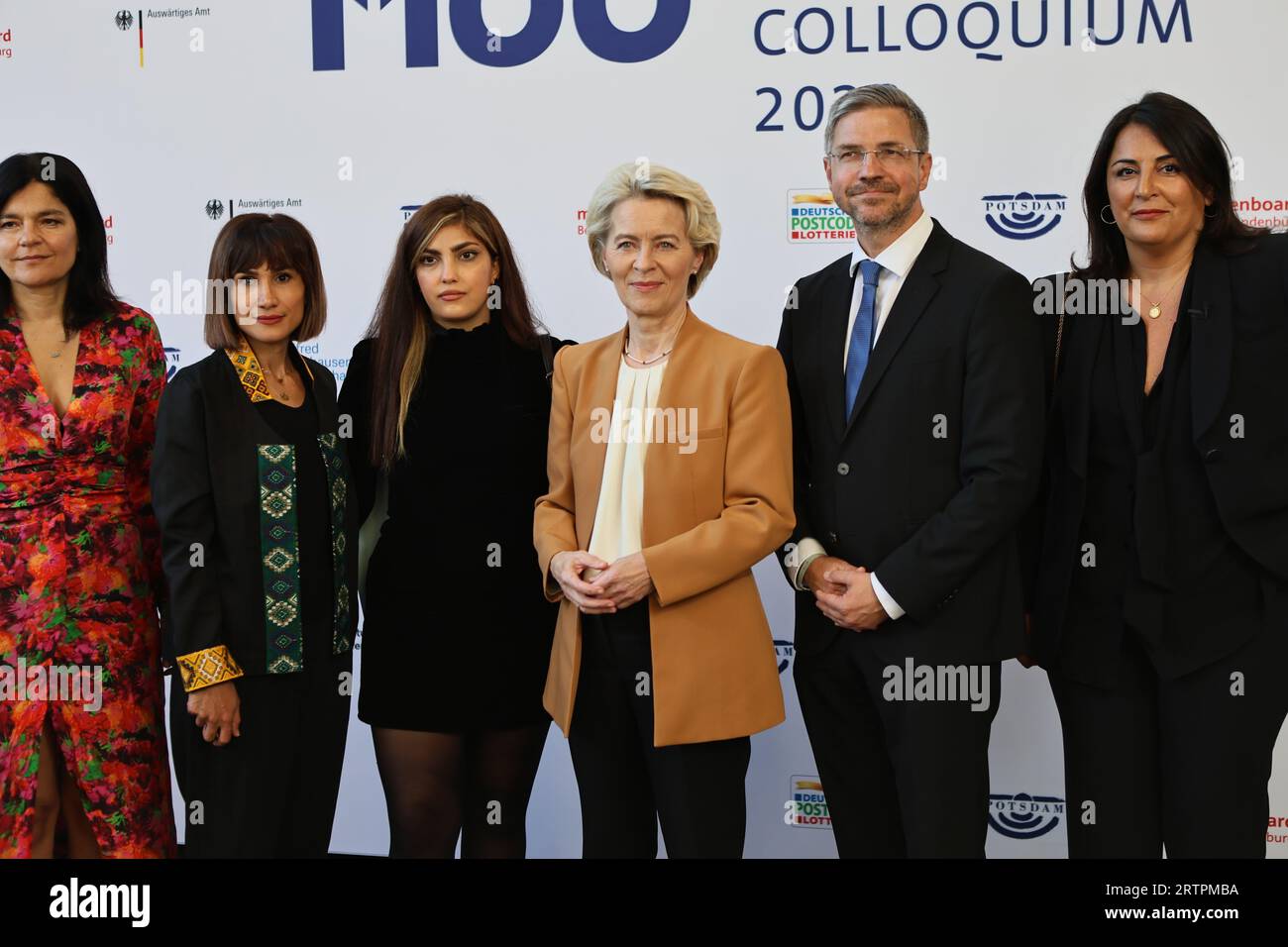 Potsdam, Deutschland, 14. September 2023, (l-r) Jasmin Tabatabai, Mersedeh Shahinkar, Shima Babaei, Ursula von der Leyen, Mike Schubert, Düzen Tekkal nimmt an dem M100-Medienpreis der iranischen Bewegung „Frauen, Leben, Freiheit“ in der Orangerie im Park Sanssouci Teil. Sven Struck/Alamy Live News Stockfoto