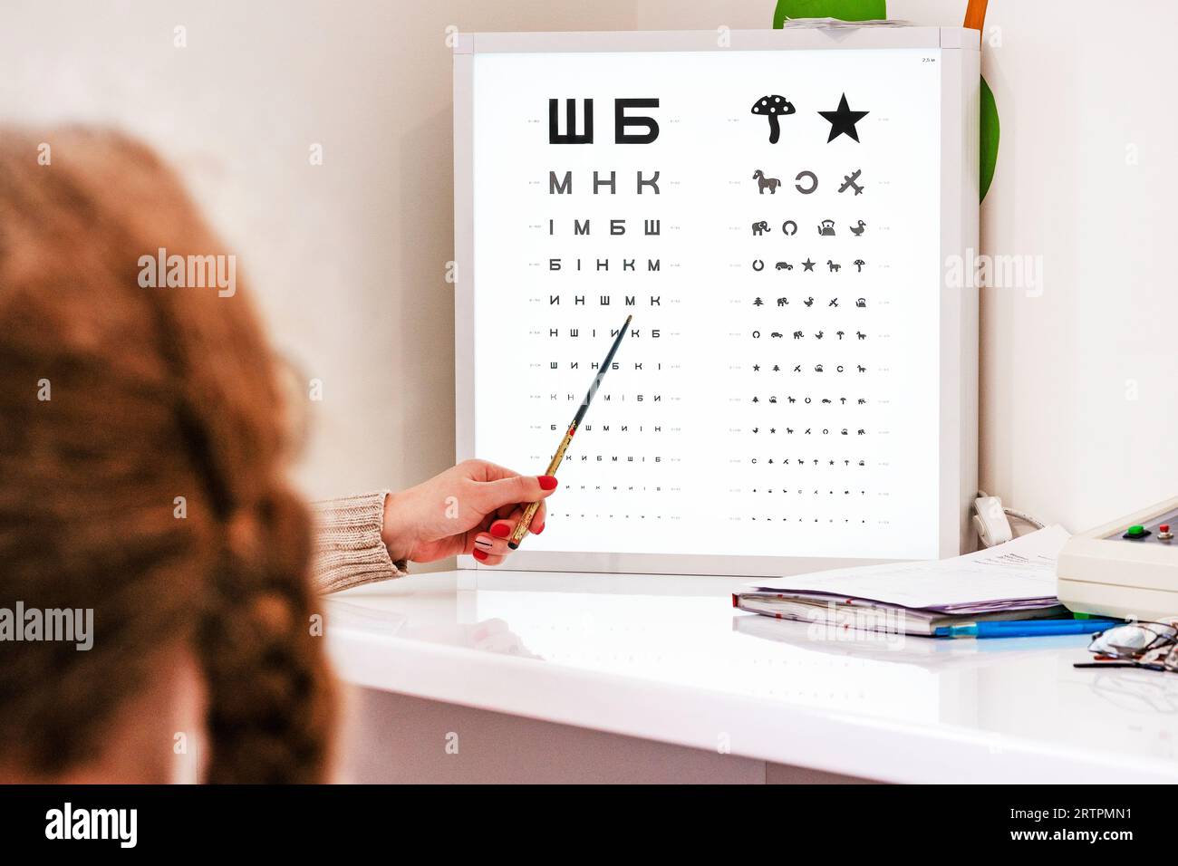 Index-Stick auf der Eye-Chart. Snellen-Diagramm. Augendiagramm, das zur Messung der Sehschärfe verwendet werden kann. Golowin-Sivtsev-Tabelle. Standardisierte Tabelle für Tests V Stockfoto