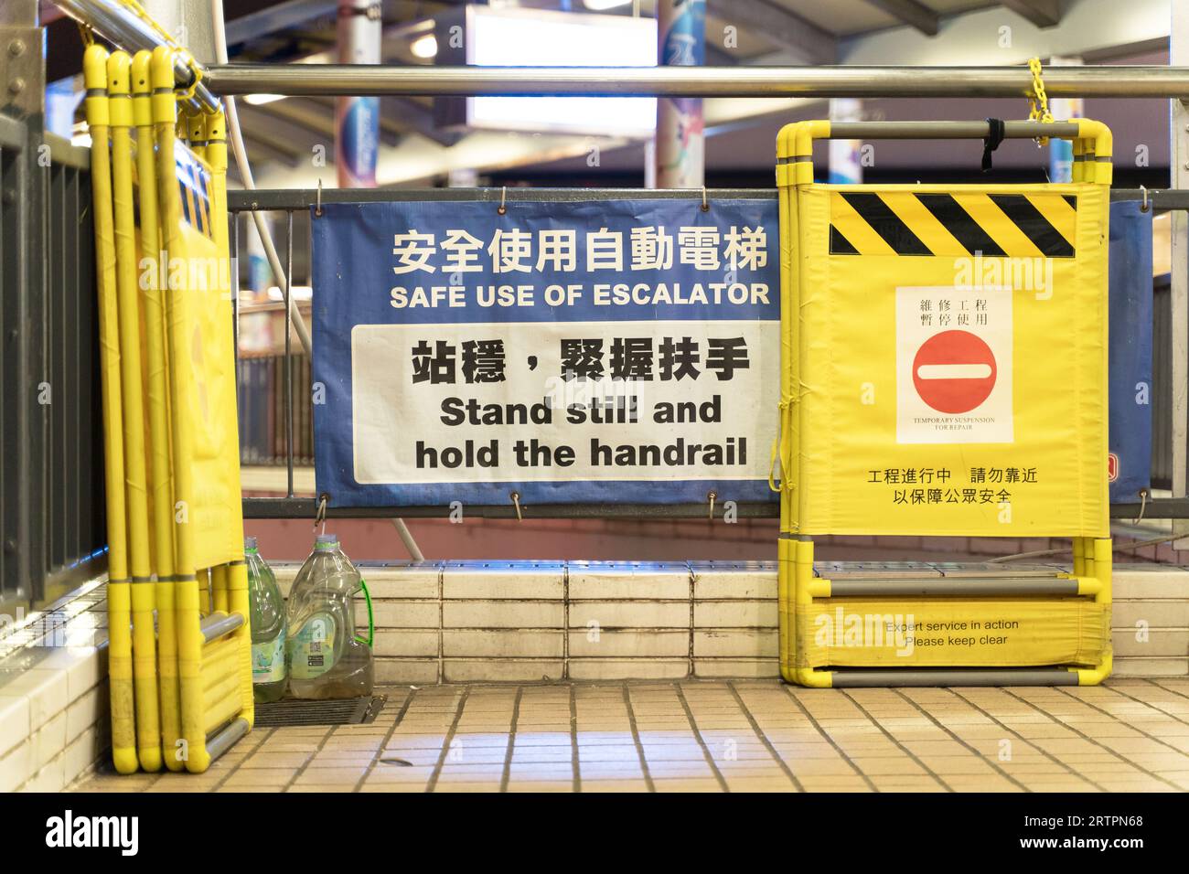 Stehen Sie still, und halten Sie das Sicherheitsschild am Handlauf an den mittleren Rolltreppen in Central bei Nacht. Hongkong Stockfoto