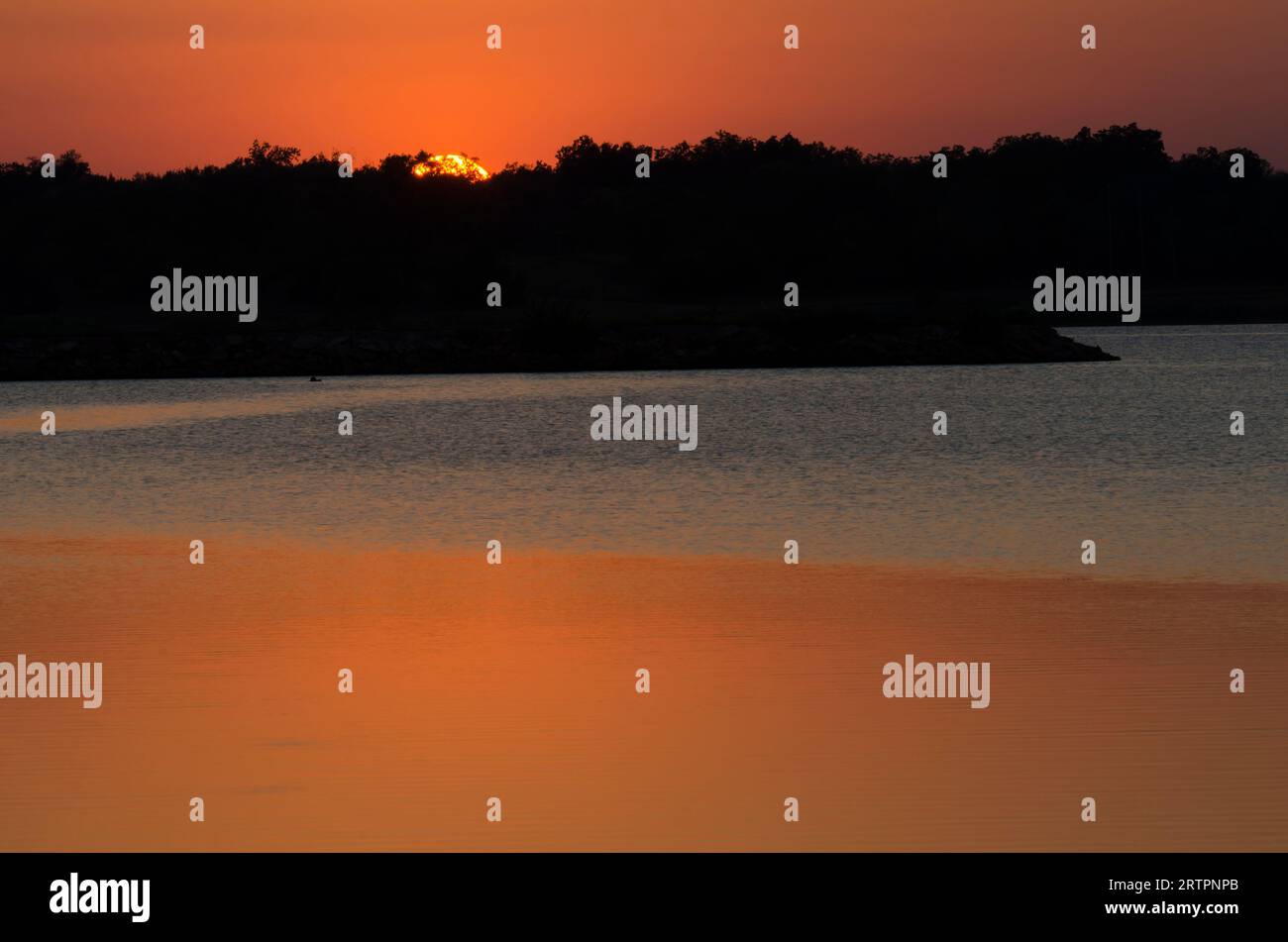 Sonnenuntergang über Purcell City Lake, Oklahoma Stockfoto
