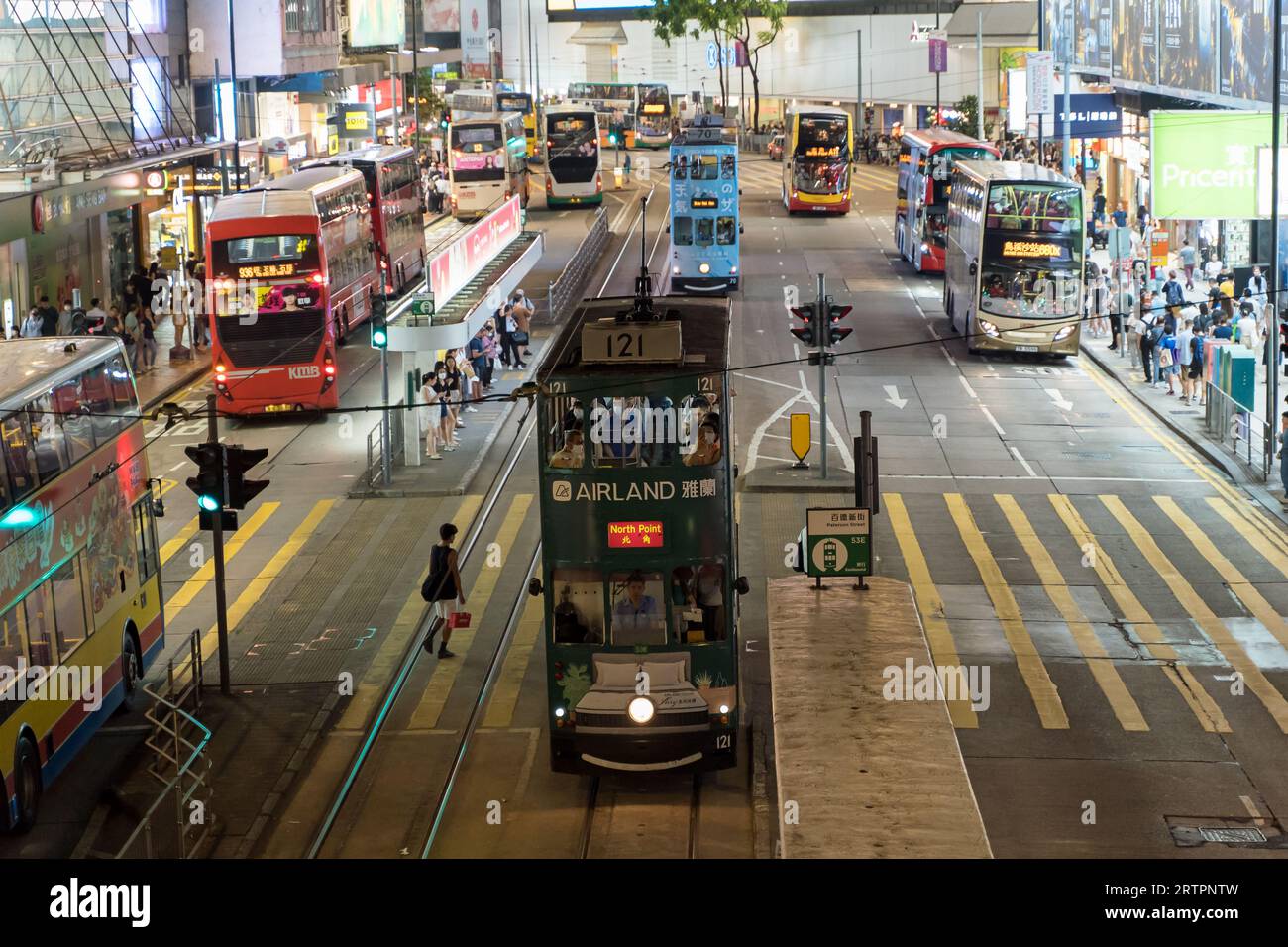 Alte Straßenbahnen in Hongkong im Zentrum zur Straße in Causeway Bay in der Nacht. Hongkong - 28. August 2023 Stockfoto
