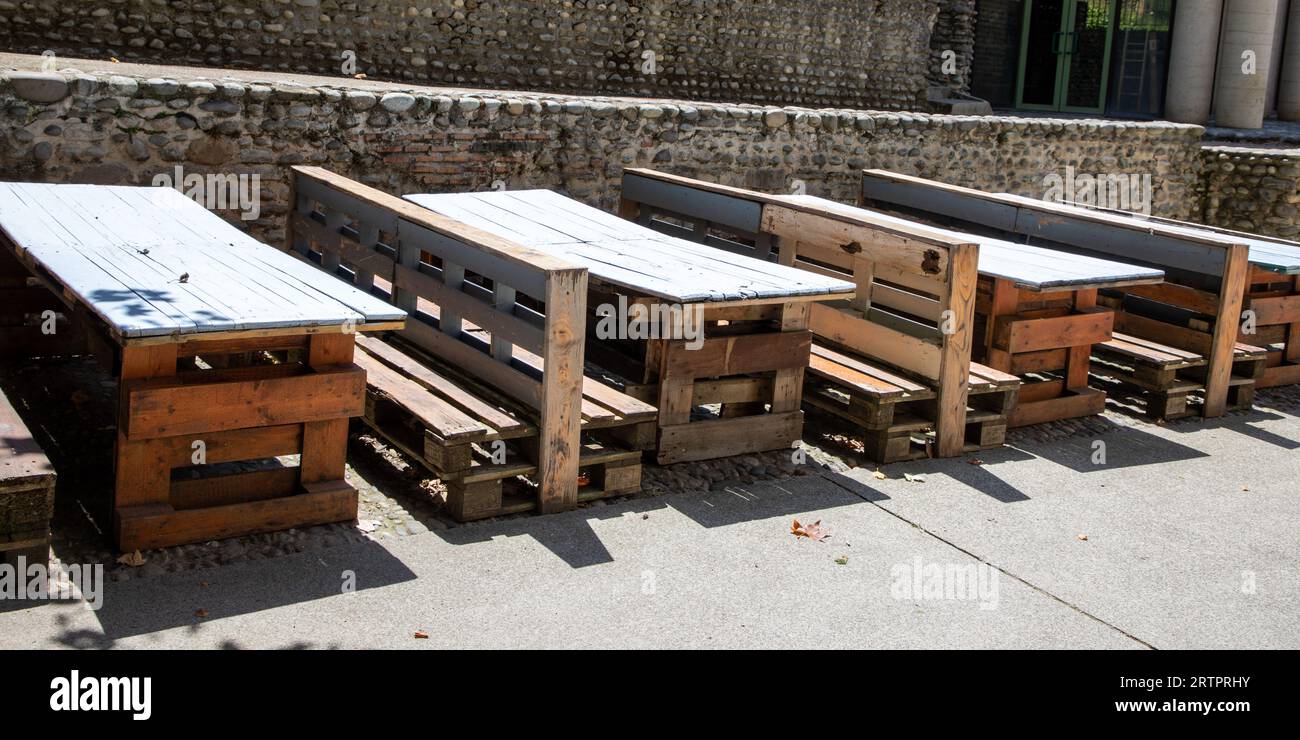 Tisch und Sitzbank aus recyceltem Holz aus alten recycelten Paletten auf der Terrasse des Bar-Restaurants Stockfoto