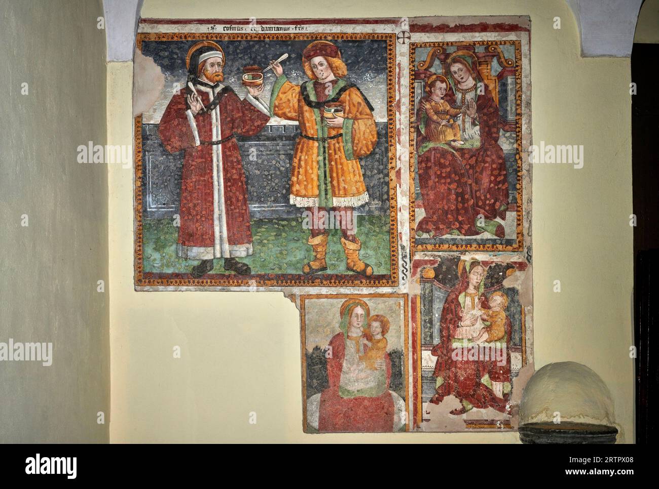 San Cosma e San Damiano con tre Madonna Col Bambino - affresco - 1516 - Clusone (BG), chiesa di S.Anna Stockfoto