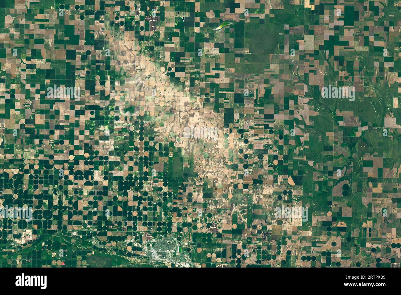 Luftaufnahme von Wind- und Hagelschäden auf Ackerland in Colorado und Kansas, die im Sommer 2023 auftraten. Stockfoto