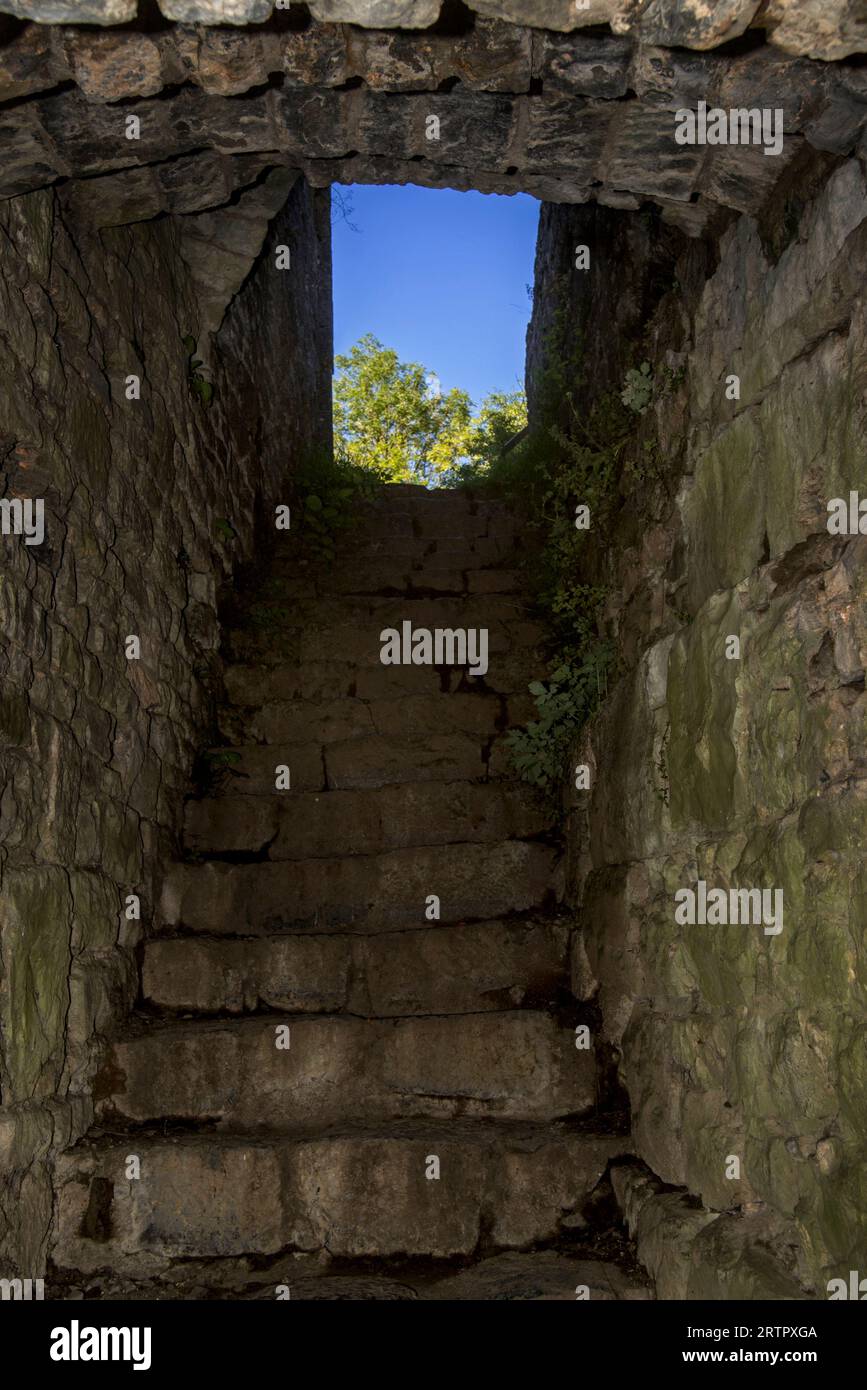 Steintreppen in der Château de Crèvecœur, Ruine aus dem 11. Jahrhundert, mittelalterliche Burg in Bouvignes-sur-Meuse bei Dinant, Namur, Wallonien, Belgien Stockfoto