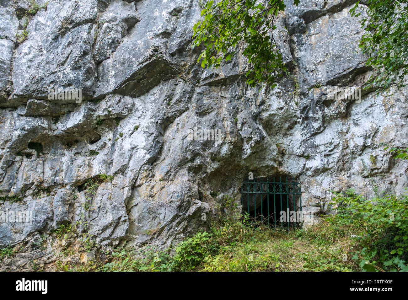 Grottes de Goyet bei Mozet, Gesves, Namur, Wallonien, Belgien. Die Neandertaler Besiedlung der Kalksteinhöhlen geht auf das Mittelpaläolithikum zurück Stockfoto